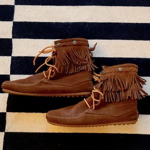Minnetonka Tramper Ankle Hi Boot, size 9